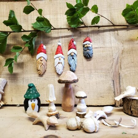 whittling-ou-sculpture-de-figurine-en-bois