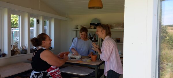 Créez et décorez votre ensemble de 2 tasses ou une assiette et un bol. - 1/2 journée - 1 à 3 personnes - Image 4